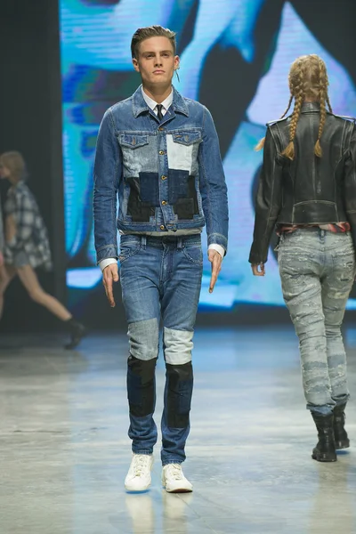 Look 44